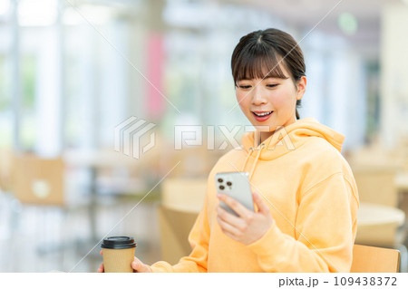 ラウンジでスマホを使う女子大生 撮影協力:有明教育芸術短期大学 ラウンジでスマホを使う女子大生 撮影協力:有明教育芸術短期大学 109438372