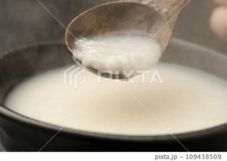 甘酒　スプーンですくう 109438509
