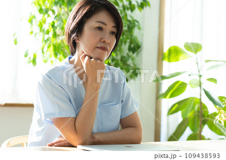 悩む医療従事者 悩む医療従事者 109438593