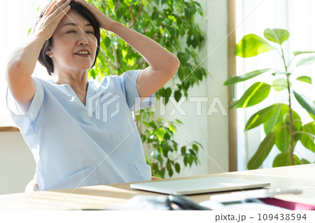 悩む医療従事者 悩む医療従事者 109438594