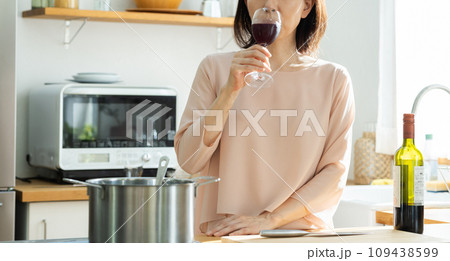 ワインを飲むミドル女性 109438599