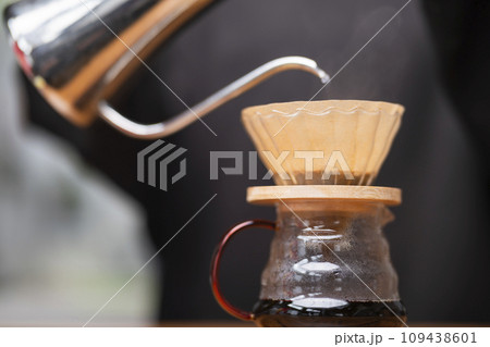 コーヒーミルでコーヒー豆を挽く  109438601