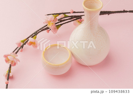 日本酒 熱燗 ピンク背景 日本酒 熱燗 ピンク背景 109438633