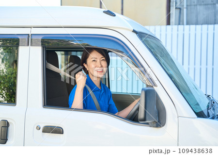 配送スタッフの女性 配送スタッフの女性 109438638