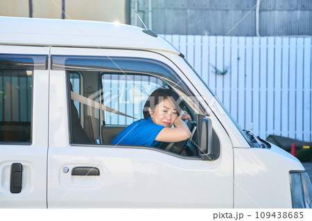 疲労する配送スタッフの女性 109438685