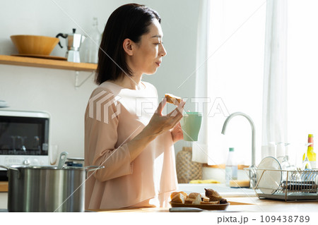 爽やかな朝を過ごす綺麗な女性 爽やかな朝を過ごす綺麗な女性 109438789