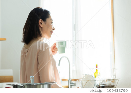爽やかな朝を過ごす綺麗な女性 爽やかな朝を過ごす綺麗な女性 109438790