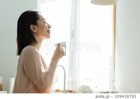 爽やかな朝を過ごす綺麗な女性 109438791