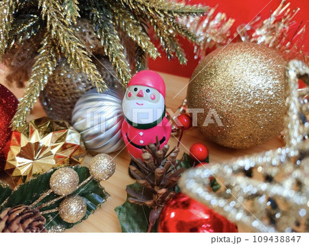 サンタさんとクリスマスオーナメント 109438847