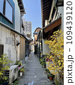 路地裏の細い路地 109439120