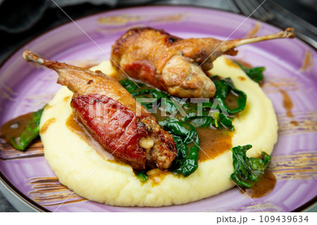 baked chicken wings with gravy, spinach and mashed potatoes top view 109439634