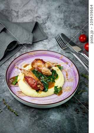 baked chicken wings with gravy, spinach and mashed potatoes top view 109439664