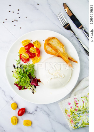 mozzarella with spinach, cherry tomatoes, wild berries and bread side view 109439685