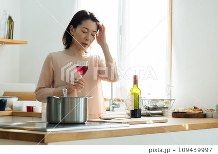 ワインを飲むミドル女性 ワインを飲むミドル女性 109439997