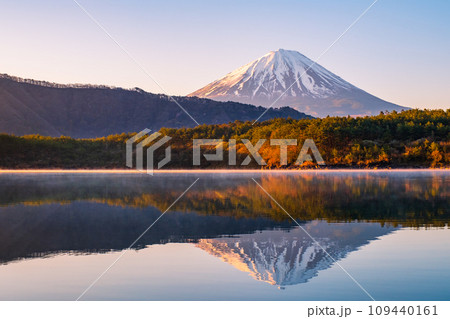 夜明けの富士山（西湖にて） 109440161
