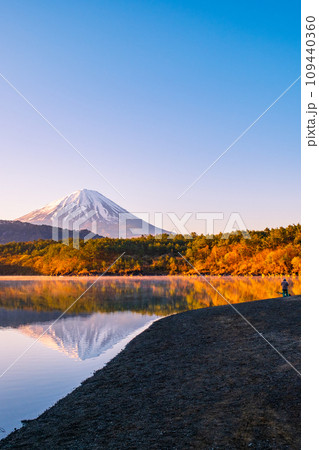 夜明けの富士山（西湖にて） 109440360