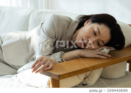 疲れた表情のスーツを着た女性 109440690