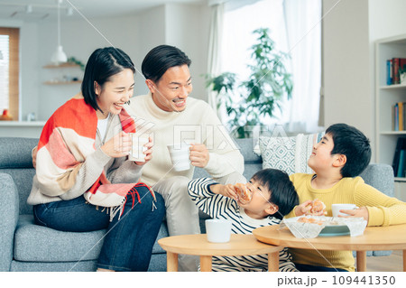 家族のポートレート 冬素材 リビングでおやつを食べる家族 家族のポートレート 冬素材 リビングでおやつを食べる家族 109441350