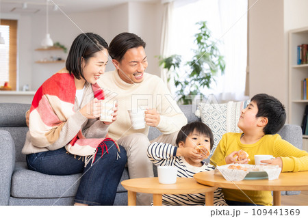 家族のポートレート　冬素材　リビングでおやつを食べる家族 109441369