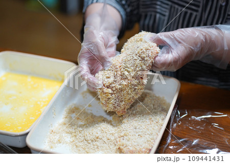 とんかつを作る女性 とんかつを作る女性 109441431