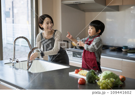 料理をする親子 張り切る子供 109441602