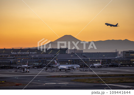 羽田空港の風景・夕暮れの風景・第3ターミナル・Terminal3 羽田空港の風景・夕暮れの風景・第3ターミナル・Terminal3 109441644