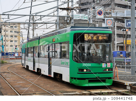 広電西広島に到着する広電3950形電車 109441748