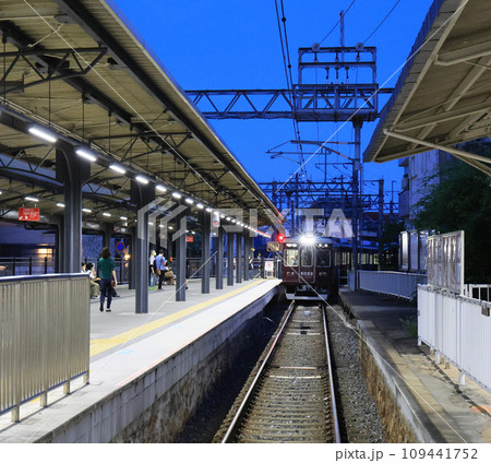 夕暮れの甲陽線甲陽園駅に到着する電車 109441752