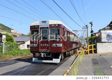 嵐山線松尾大社駅に到着する6300系電車 嵐山線松尾大社駅に到着する6300系電車 109441755