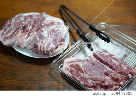 豚肉を分けて保存する様子 豚肉を分けて保存する様子 109441906