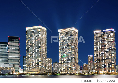 東京都中央区晴海　晴海周辺の夜景　光が溢れる超高層マンション群と周辺の街並み　 109442008