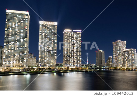 東京都中央区晴海　晴海周辺の夜景　光が溢れる超高層マンション群と周辺の街並み　 109442012