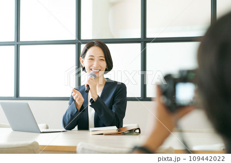講演中の女性の撮影風景 講演中の女性の撮影風景 109442022