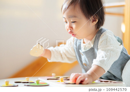 パズルで遊ぶ乳幼児 パズルで遊ぶ乳幼児 109442570
