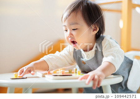 パズルで遊ぶ乳幼児 109442571