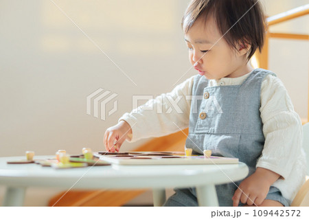 パズルで遊ぶ乳幼児 パズルで遊ぶ乳幼児 109442572