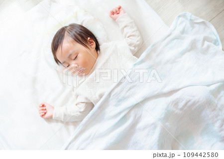 部屋で眠る1歳児 お昼寝 バンザイ寝 部屋で眠る1歳児 お昼寝 バンザイ寝 109442580