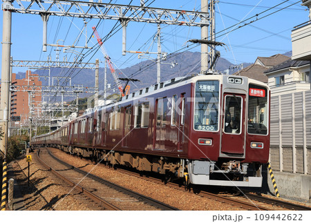 阪急神戸線御影駅付近を走る8200系電車 阪急神戸線御影駅付近を走る8200系電車 109442622