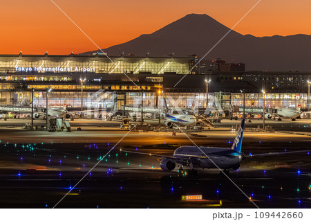 【x 1.6倍クロップ】羽田空港の風景・夕暮れの風景・第3ターミナル・Terminal3 109442660