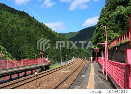 智頭急行恋山形駅の構内 109443059