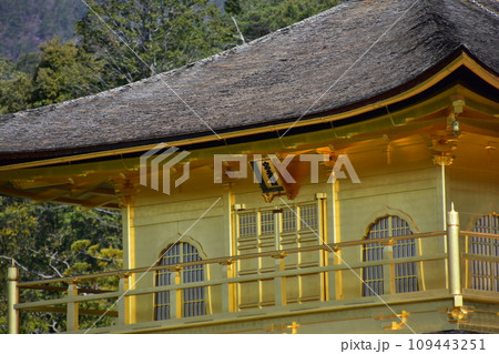 日本の春の京都 世界遺産の金閣寺 舎利殿のクローズアップ写真 金色に輝く美しい壁とテラス 日本の春の京都 世界遺産の金閣寺 舎利殿のクローズアップ写真 金色に輝く美しい壁とテラス 109443251