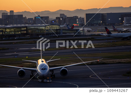 羽田空港の風景・夕暮れの風景・全日空・ボーイング787 109443267