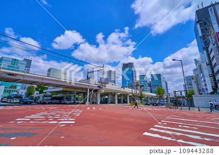 神奈川県川崎市川崎区駅前本町の川崎駅前南交差点から駅方面を見る 109443288