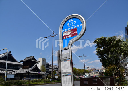 日本の春の京都 市バスの停留所と周辺の古い町並み 日本の春の京都 市バスの停留所と周辺の古い町並み 109443423