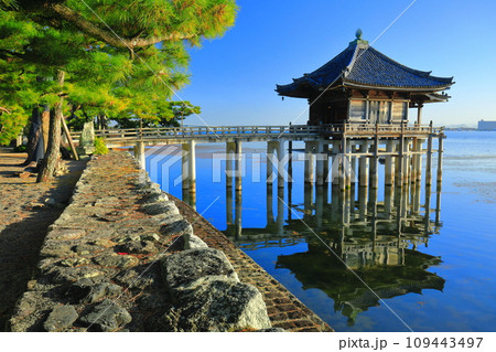 【滋賀県】快晴の浮御堂（満月寺） 109443497