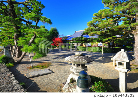 【滋賀県】快晴の浮御堂(満月寺) 【滋賀県】快晴の浮御堂(満月寺) 109443505