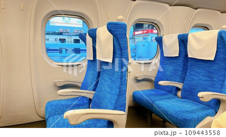 新幹線の並ぶ客席 新幹線の並ぶ客席 109443558