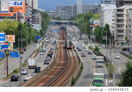 緑地公園駅付近の北大阪急行と新御堂筋 緑地公園駅付近の北大阪急行と新御堂筋 109443635