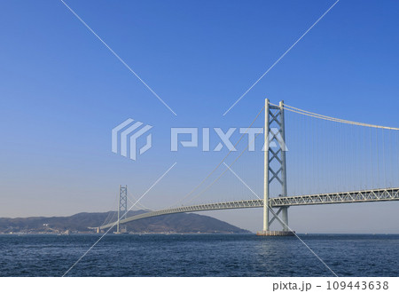 垂水側の海岸から撮った浅野明石海峡大橋 垂水側の海岸から撮った浅野明石海峡大橋 109443638