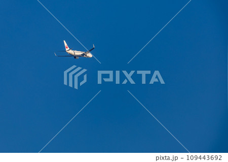 羽田空港を離陸する旅客機・航空機・日本航空ボーイング737 羽田空港を離陸する旅客機・航空機・日本航空ボーイング737 109443692
